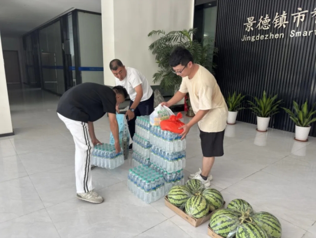 市古镇投资公司开展“夏日送清凉”暖心活动